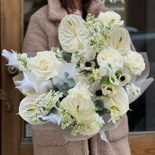 Букет в чистих білих кольорах з екзотичним антуріумом і весняними квітами «Крила кохання»