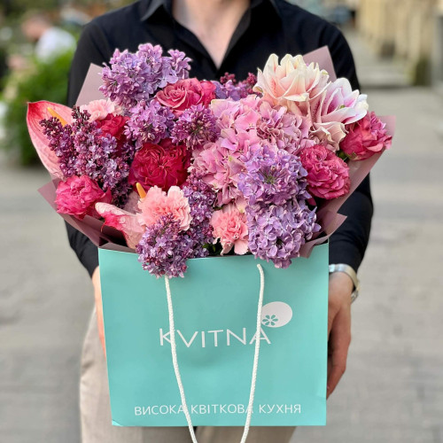 Пишний яскравий букет «Чорнична нуга»
