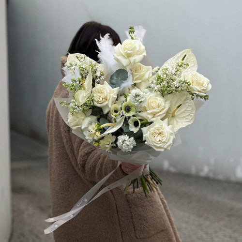 Букет в чистих білих кольорах з екзотичним антуріумом і весняними квітами «Крила кохання»