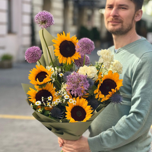 Яскравий букет з алліумами та соняшниками «Мандруюча галактика»