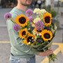 Яскравий букет з алліумами та соняшниками «Мандруюча галактика»
