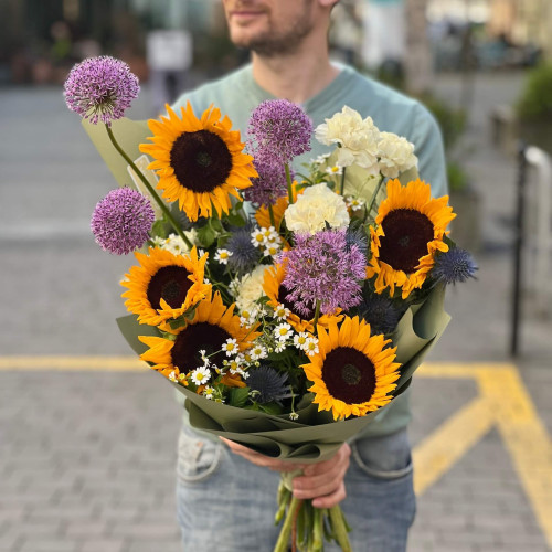 Яскравий букет з алліумами та соняшниками «Мандруюча галактика»
