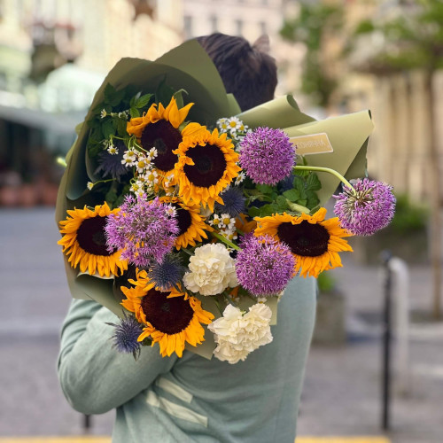 Яскравий букет з алліумами та соняшниками «Мандруюча галактика»