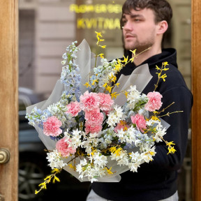 Кольоровий букет із діантусів, дельфініума й ароматних нарцисів «Весняне поле»