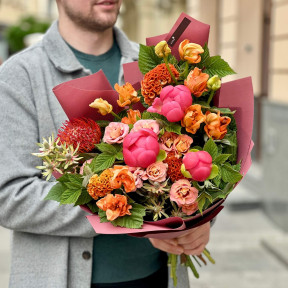 Яскравий букет з ліліями та півоніями «Коралова думка»