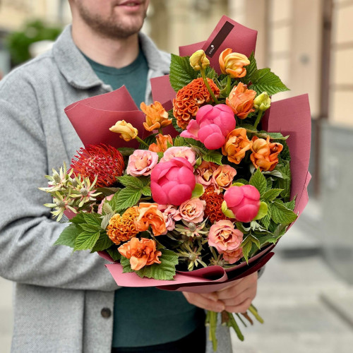 Яскравий букет з ліліями та півоніями «Коралова думка»