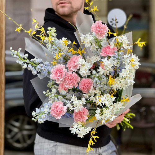 Кольоровий букет із діантусів, дельфініума й ароматних нарцисів «Весняне поле»