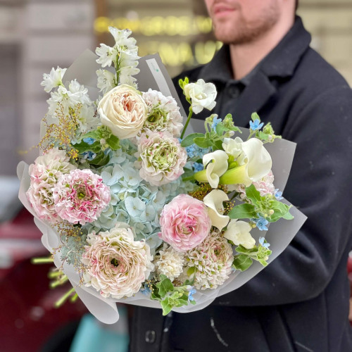 Ексклюзивний букет з ранункулюсами та гортензією «Ніжні помпончики»