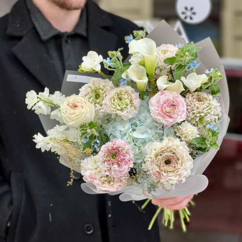 Ексклюзивний букет з ранункулюсами та гортензією «Ніжні помпончики»