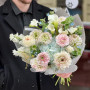 Ексклюзивний букет з ранункулюсами та гортензією «Ніжні помпончики»
