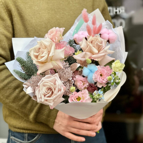 Рожевий зимовий букет з бавовною та трояндами «Полунична меренга»