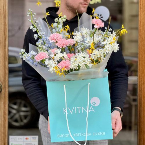 Кольоровий букет із діантусів, дельфініума й ароматних нарцисів «Весняне поле»