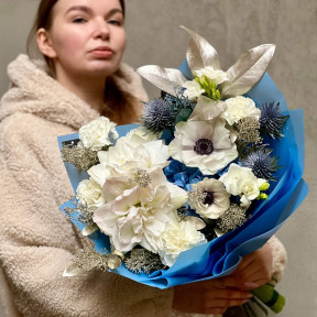Світлий букет з анемонами та амарилісом «Морозний візерунок»