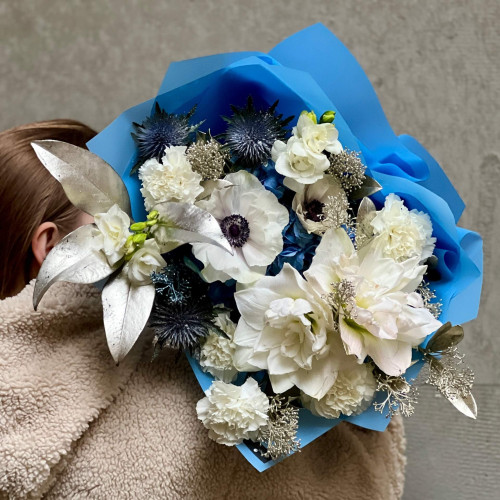 Світлий букет з анемонами та амарилісом «Морозний візерунок»