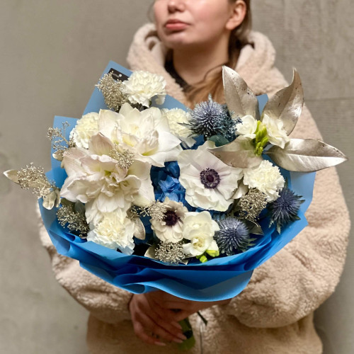 Світлий букет з анемонами та амарилісом «Морозний візерунок»