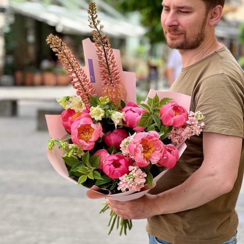 Яскравий букет з півоніями та еремурусом «Кораловий феєрверк»