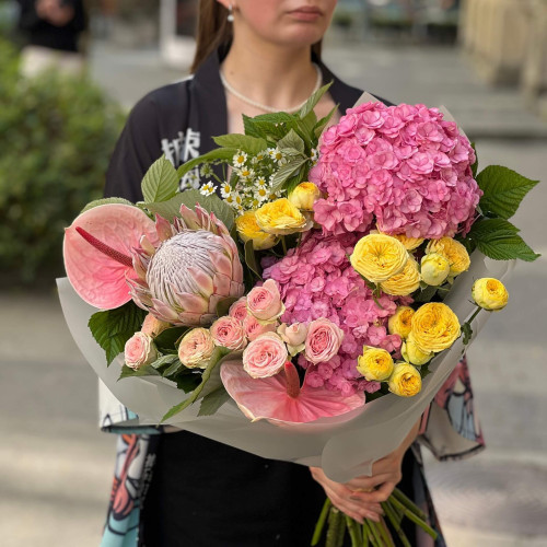 Насичений об'ємний букет «Рожева зоря»