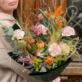 Цікавий кольоровий букет зі стреліцією «Тропічна мрія»