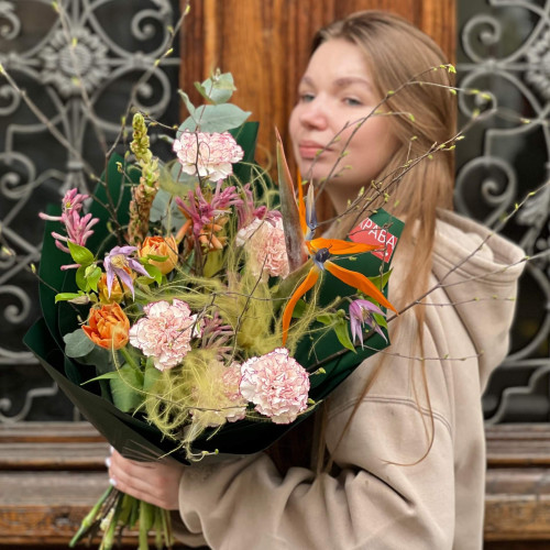 Интересный цветной букет со стрелицией «Тропическая мечта»