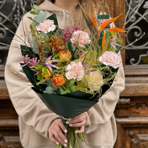 Интересный цветной букет со стрелицией «Тропическая мечта»