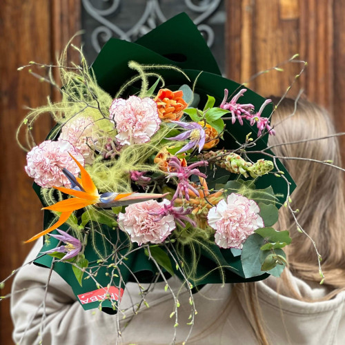 Интересный цветной букет со стрелицией «Тропическая мечта»