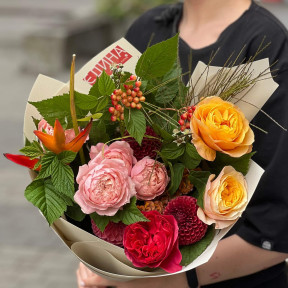 Цікавий яскравий букет «Тропічна долина»