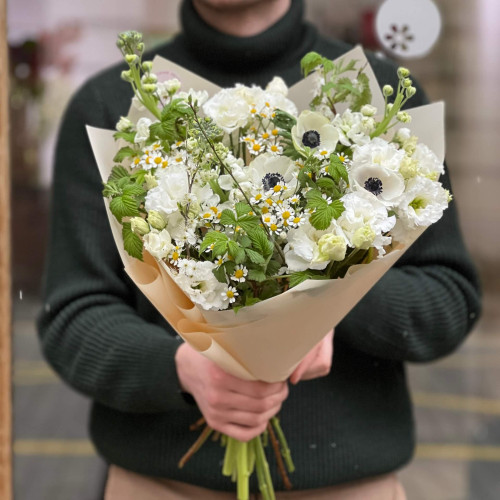 Світлий запашний букет з анемонами «Повітряний танець»