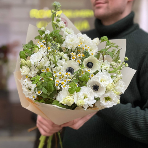 Світлий запашний букет з анемонами «Повітряний танець»