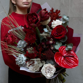 Контрастний загадковий букет «Рубінові чари»