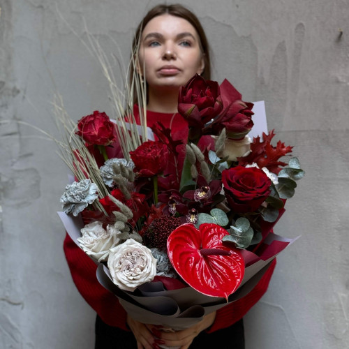 Контрастний загадковий букет «Рубінові чари»