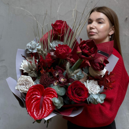 Контрастний загадковий букет «Рубінові чари»