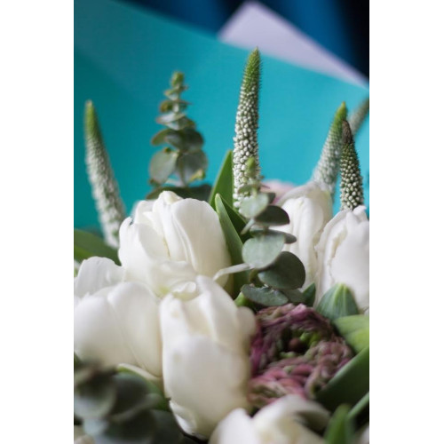 Весняний букет в ніжних тонах