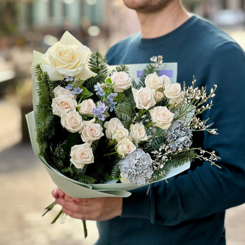 Нежный букет с розами «Морозные капельки»