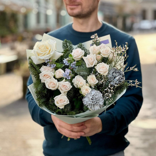 Нежный букет с розами «Морозные капельки»