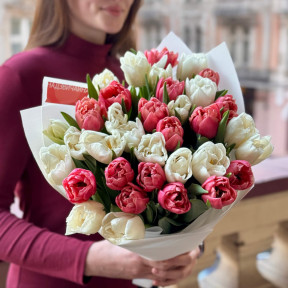 Двоколірний мікс із півонієвидних тюльпанів в букеті «Малиновий цьом»