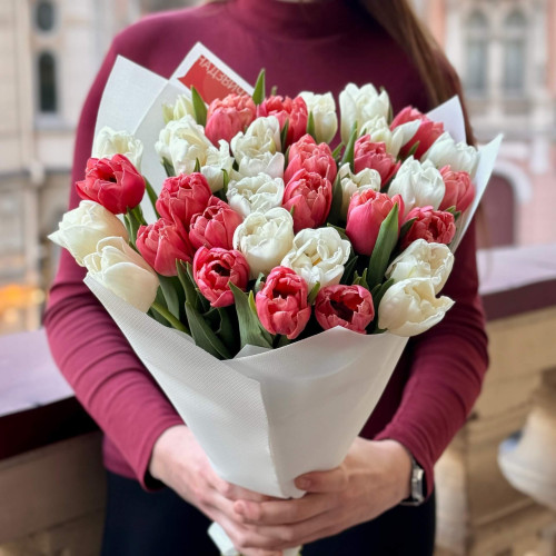 Двоколірний мікс із півонієвидних тюльпанів в букеті «Малиновий цьом»