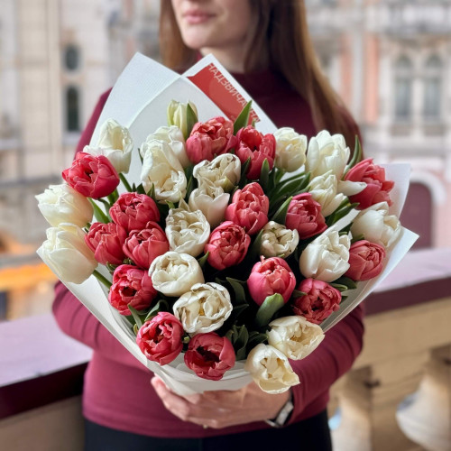 Двоколірний мікс із півонієвидних тюльпанів в букеті «Малиновий цьом»