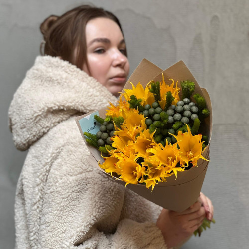 Яскравий букет з преміальними тюльпанами Leo «Строкаті промінчики»