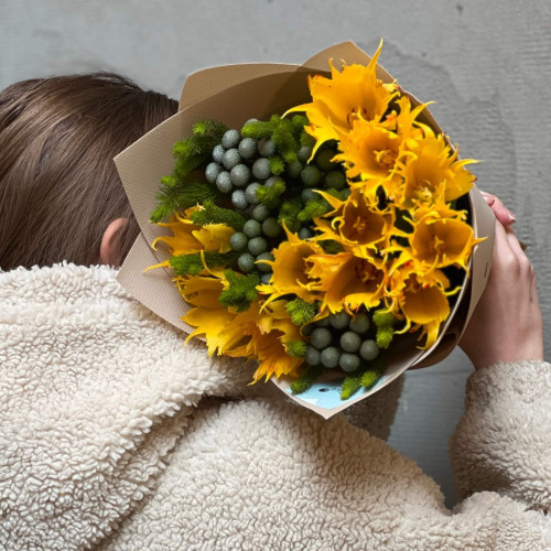 Яскравий букет з преміальними тюльпанами Leo «Строкаті промінчики»