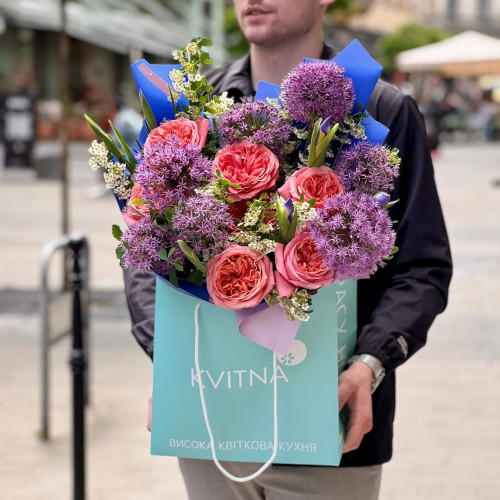 Цікавий букет з піоновидними трояндами та алліумом «Фіолетовий захід»