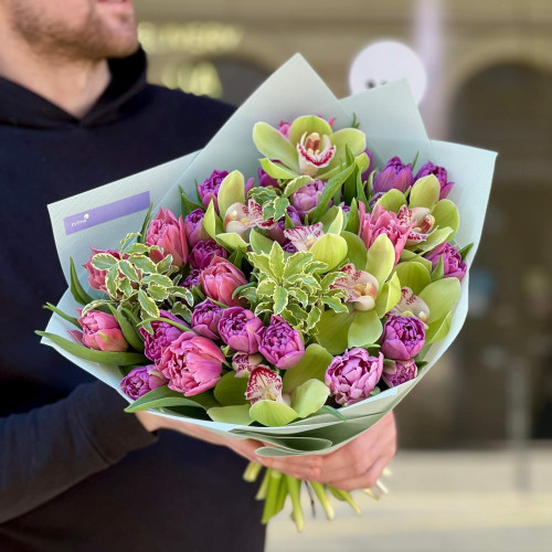 Яскравий букет з цимбідіумами та тюльпанами «Солодка мить»