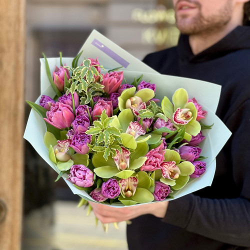 Яскравий букет з цимбідіумами та тюльпанами «Солодка мить»