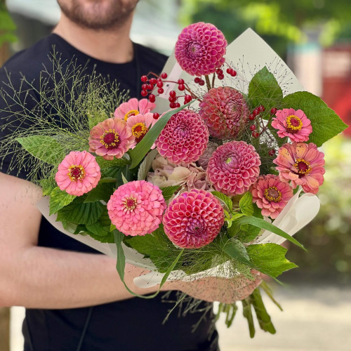 Цікавий букет з жоржинами та цинією «Солодке літо»