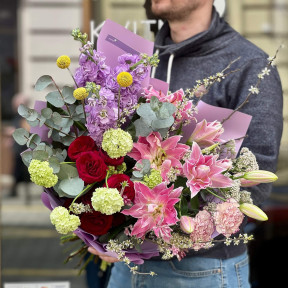 Розкішний букет з лілією «Пишний сад»