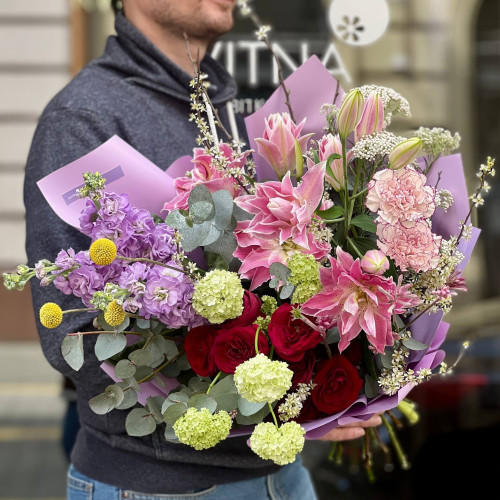 Розкішний букет з лілією «Пишний сад»