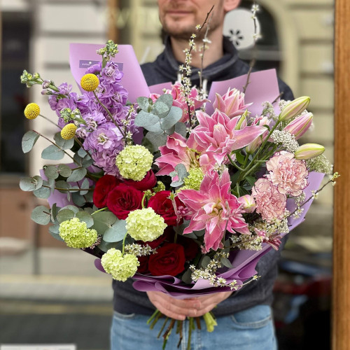 Розкішний букет з лілією «Пишний сад»