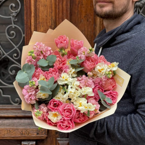 Милий ароматний весняний букет «Полуничне безе»