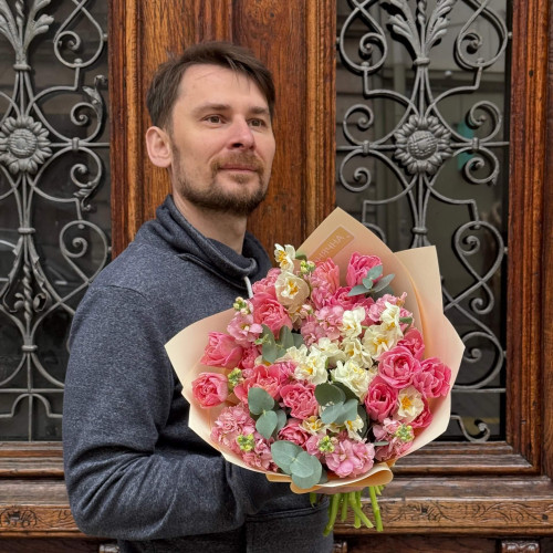 Милий ароматний весняний букет «Полуничне безе»