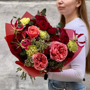 Яскравий букет з глоріозою «Великодня крашанка»