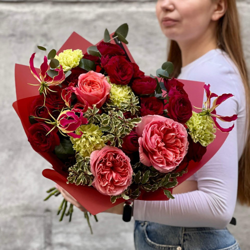 Яскравий букет з глоріозою «Великодня крашанка»